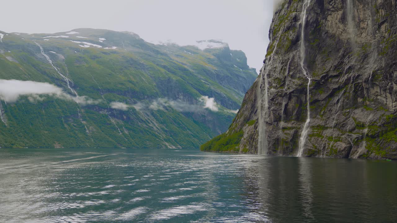 Seitsemän sisaren vesiputous Geirangerin vuonolla, Norjassa. Mahtava luonnonkaunis Skandinavian luonto, merimaisema.
