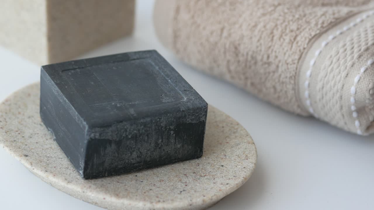 나무 석탄 비누와 수건