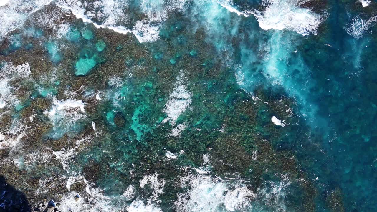 vista aérea de las olas que golpean la orilla rocosa