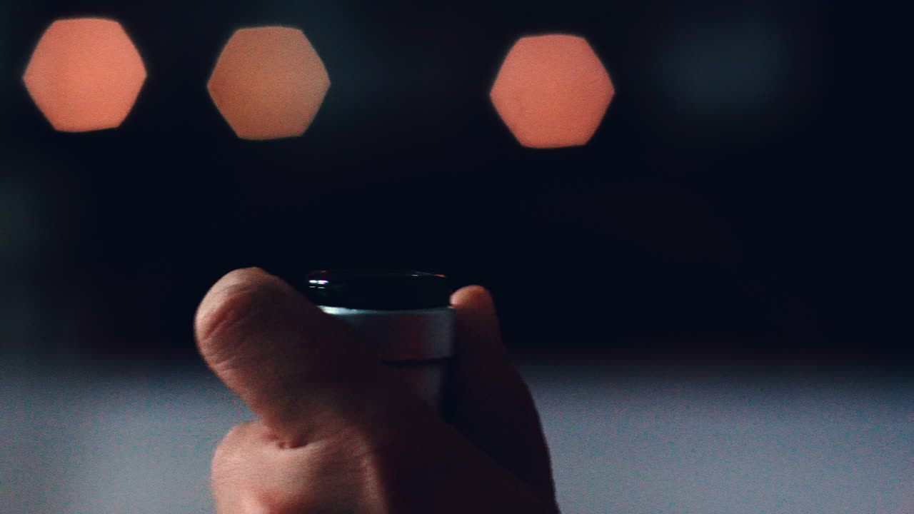 primer plano abriendo una botella de vino con sacacorchos