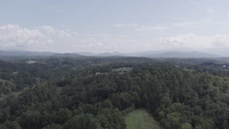 Las-Imágenes-Aéreas-De-Drones-Muestran-Bosques-Serenos,-Encantadores-Campos-Agrícolas-Y-Colinas-Onduladas.