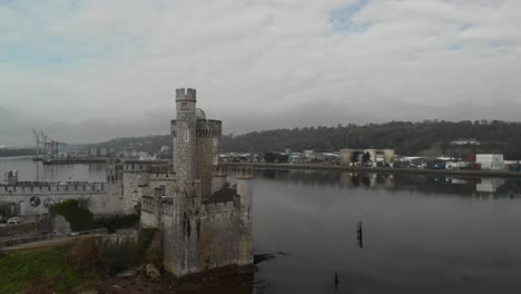 Eine-Luftaufnahme-Einer-Burg-In-Irland