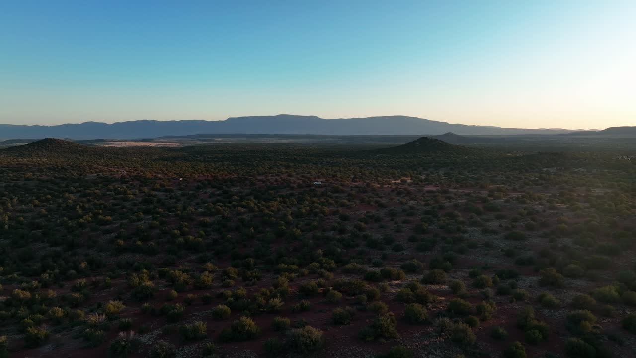 exuberante vegetación en los desiertos de roca roja de sedona en arizona - toma aérea de drones