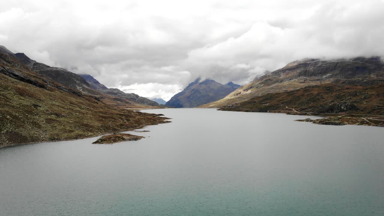 베르니나 익스프레스가 통과하는 지역인 스위스 알프스의 흐린 날 스위스 엔가딘에 있는 라고 블랑코 위로 공중 비행