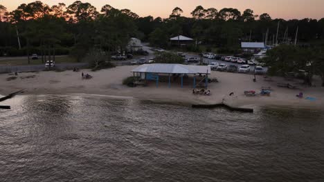 puesta de sol revelada cerca de pirates cove en elberta alabama