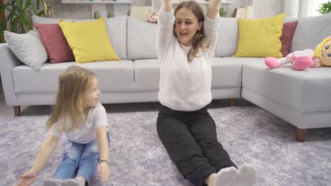 Madre-E-Hija-Pequeña-Practicando-Yoga.