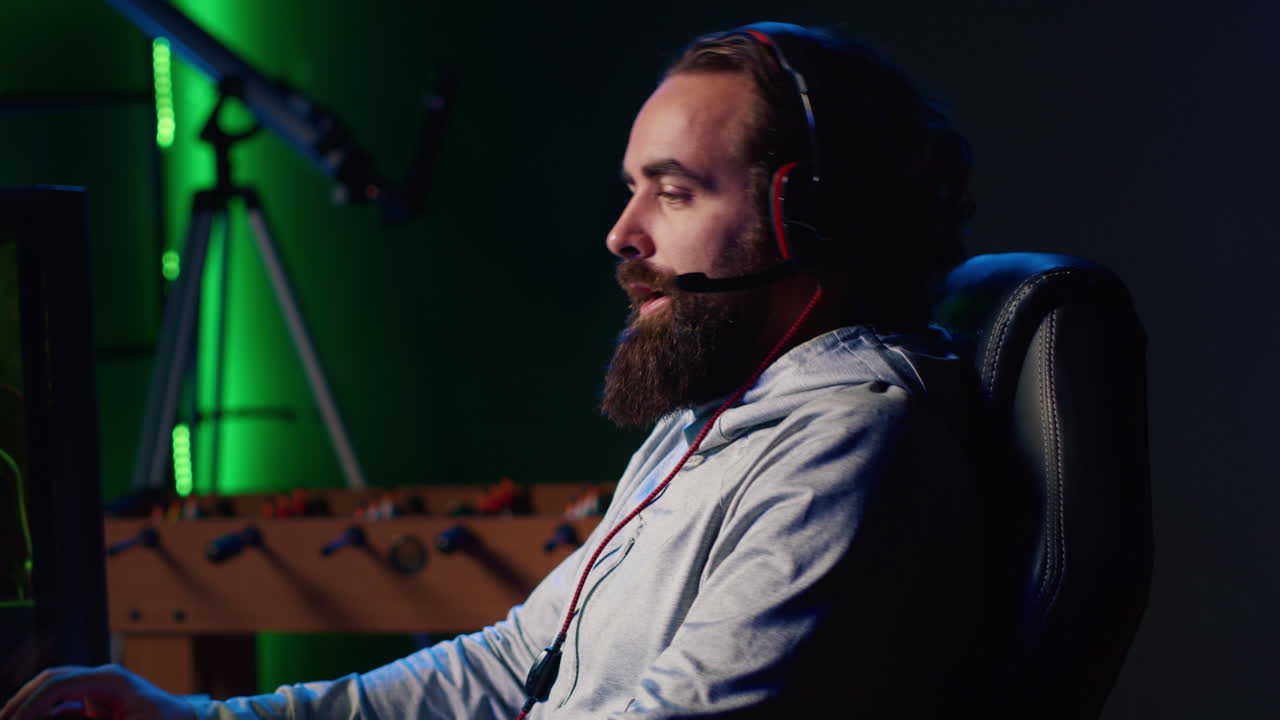 Uomo che si diverte con i suoi amici giocando ai videogiochi, chattando online con cuffie e microfono