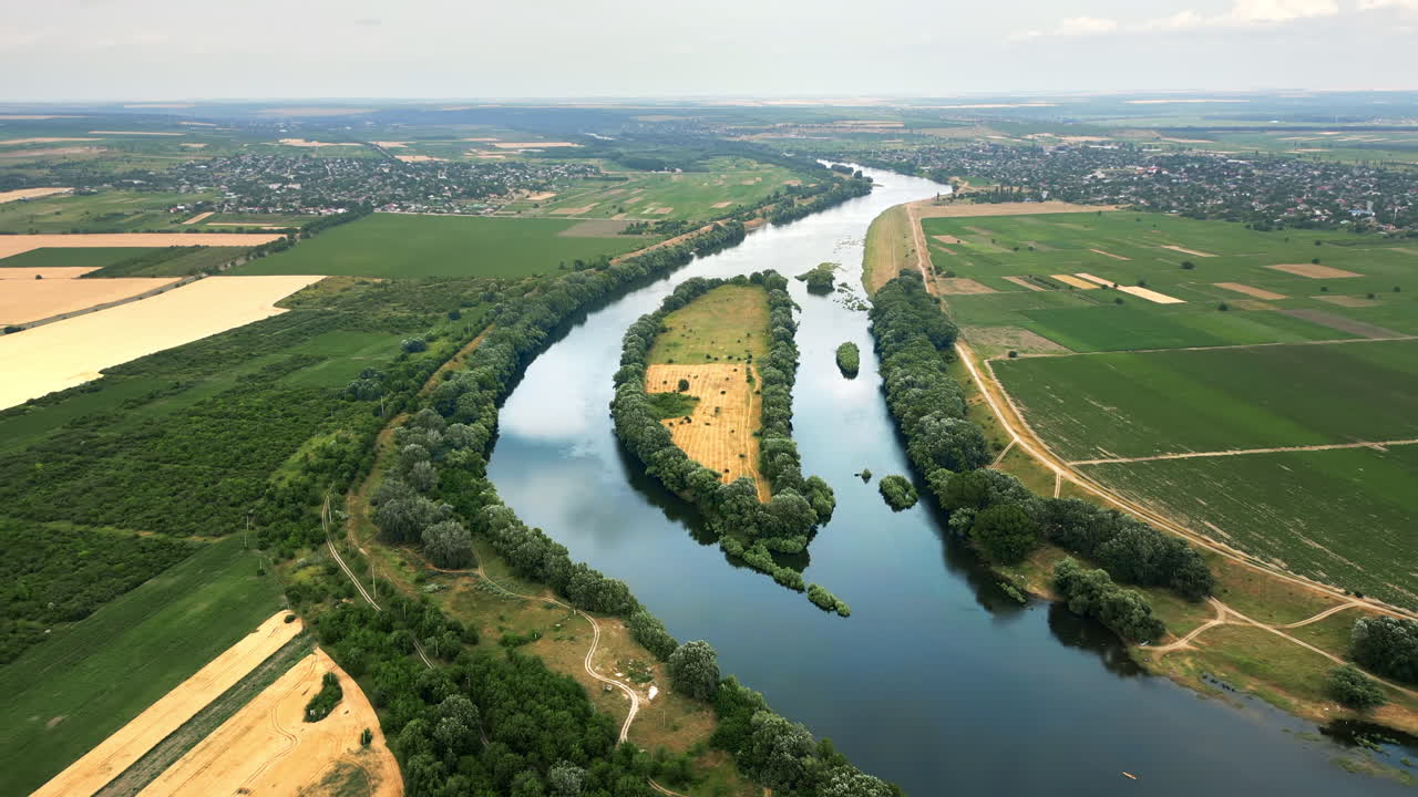 Vista aerea con drone della natura in Moldavia. Fiume Dniester con alberi rigogliosi lungo il suo corso, villaggi in lontananza e campi intorno