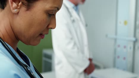médica llenando el formulario de seguro médico