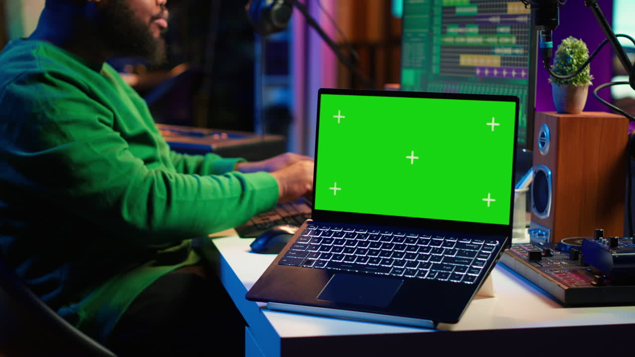 artista profesional que opera en el software daw en el estudio doméstico