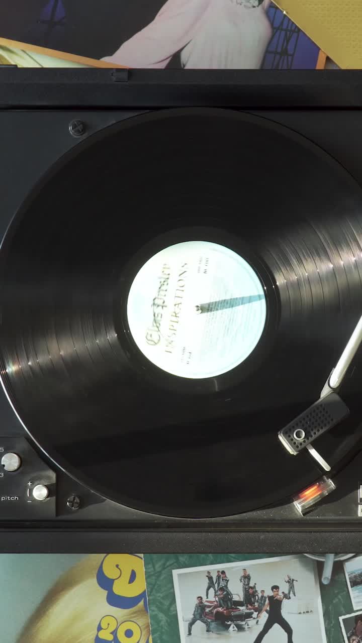 비닐 레코드 및 앨범 커버를 가진 레코드 플레이어