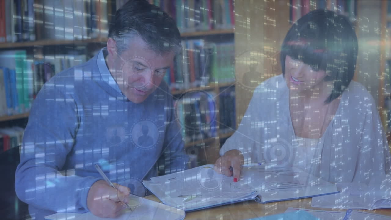 animación del procesamiento de datos sobre dos personas caucásicas estudiando en la biblioteca