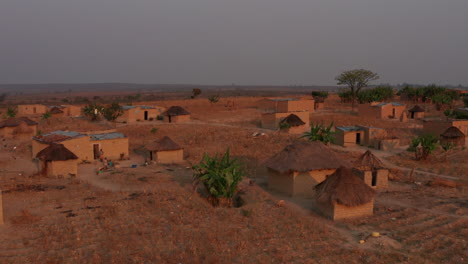 viajando frente en un pequeño pueblo africano, angola 8