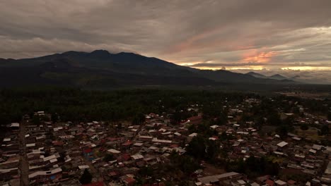 Vulkan-Paricutin-Bei-Sonnenuntergang-Mit-Der-Stadt-Angahuan