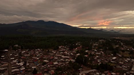 volcán paricutin al atardecer con la ciudad de angahuan