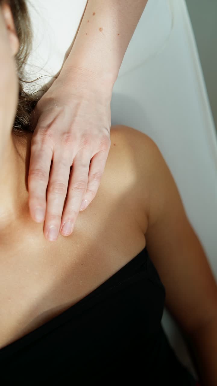 Primo piano di donna che riceve un massaggio rilassante alle spalle