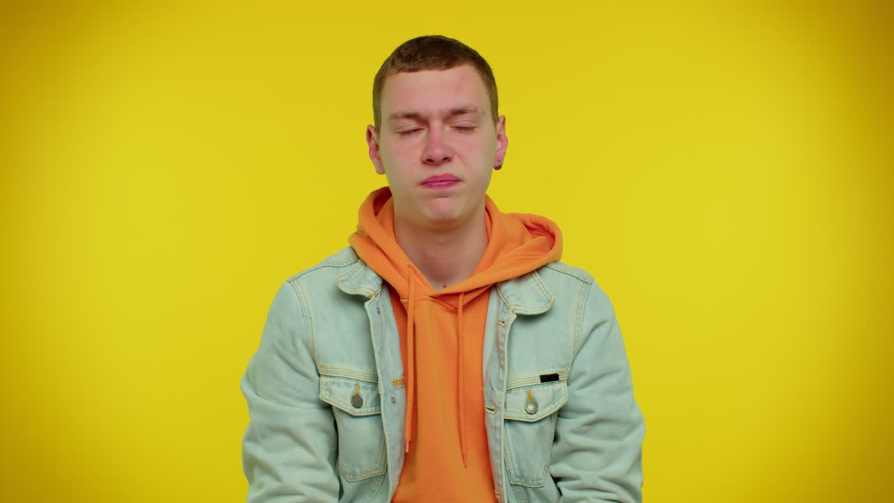 hombre adolescente insatisfecho preguntando la razón del fracaso, expresando incredulidad irritación, sentirse aburrido