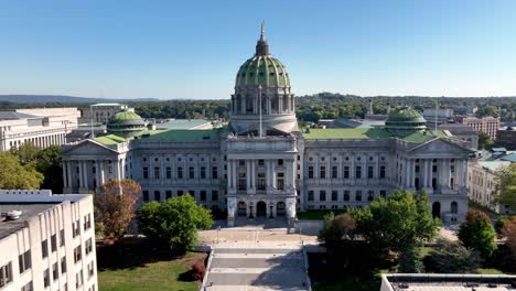 Empuje-Lento-Aéreo-Hacia-La-Cúpula-De-La-Capital-En-Harrisburg-Pennsylvania