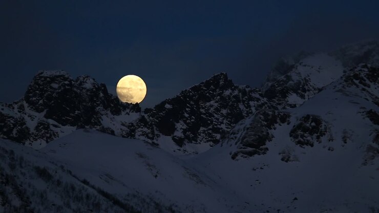 Observando um espetacular pôr da lua cheia, Noruega