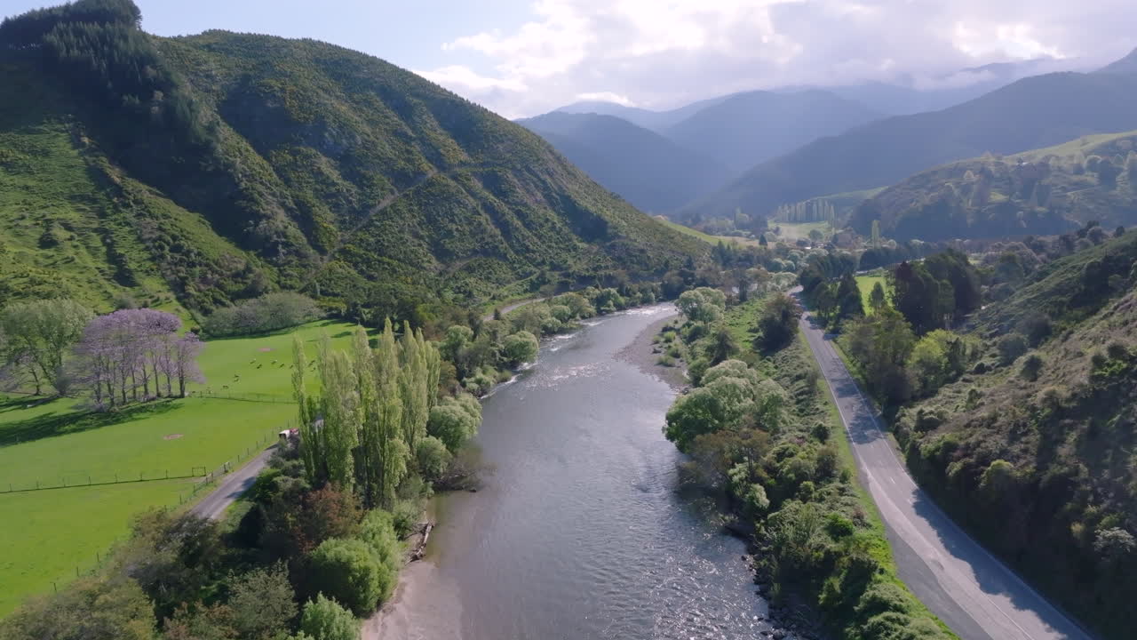 뉴질랜드 모투에카 계곡에서 말 상자를 끌고 다니는 4wd 자동차의 드론