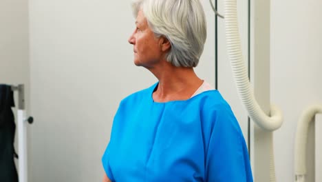 mujer mayor que se somete a una prueba de rayos x