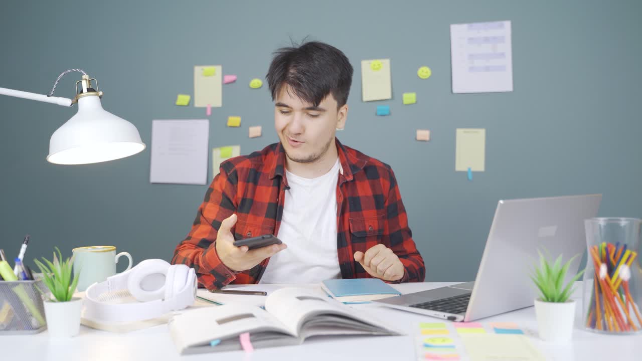 모바일 애플리케이션을 좋아하는 남성 학생입니다.