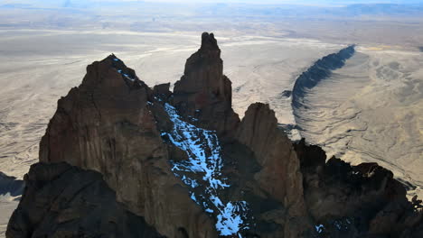 vue aérienne du pic shiprock avec de la neige pendant la journée dans le comté de san juan, nouveau-mexique, états-unis