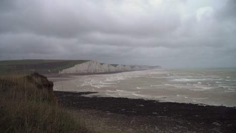 Seven-Sisters-Cliffs-An-Einem-Wolkigen,-Windigen-Tag