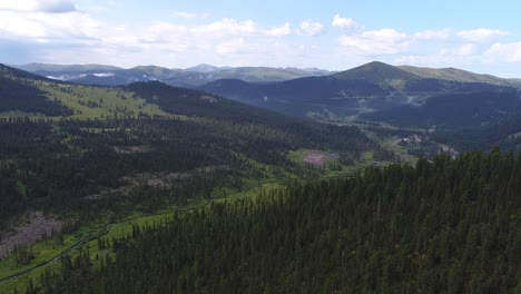 Vista-Aérea-Del-Majestuoso-Valle-Montañoso