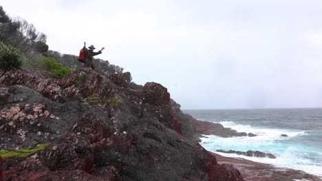 Un-Trekker-Con-Un-Paquete-En-Grandes-Acantilados-Costeros-En-Un-Parque-Nacional-En-La-Costa-Sur-De-Nsw