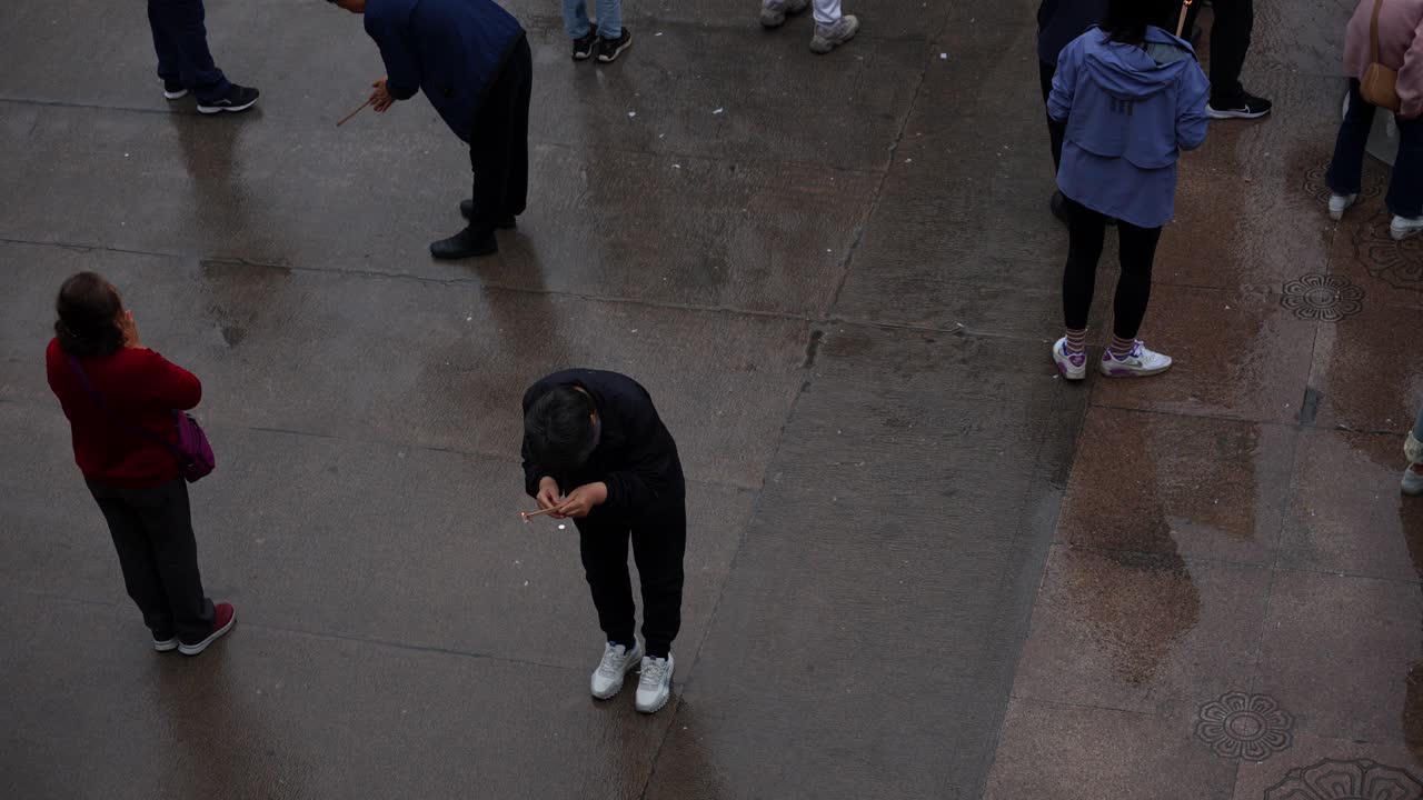 성전 에서 향 을 가지고 기도 하는 사람 들