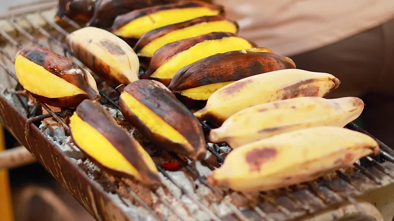 plátanos a la parrilla en el mercado de khlong lat mayom