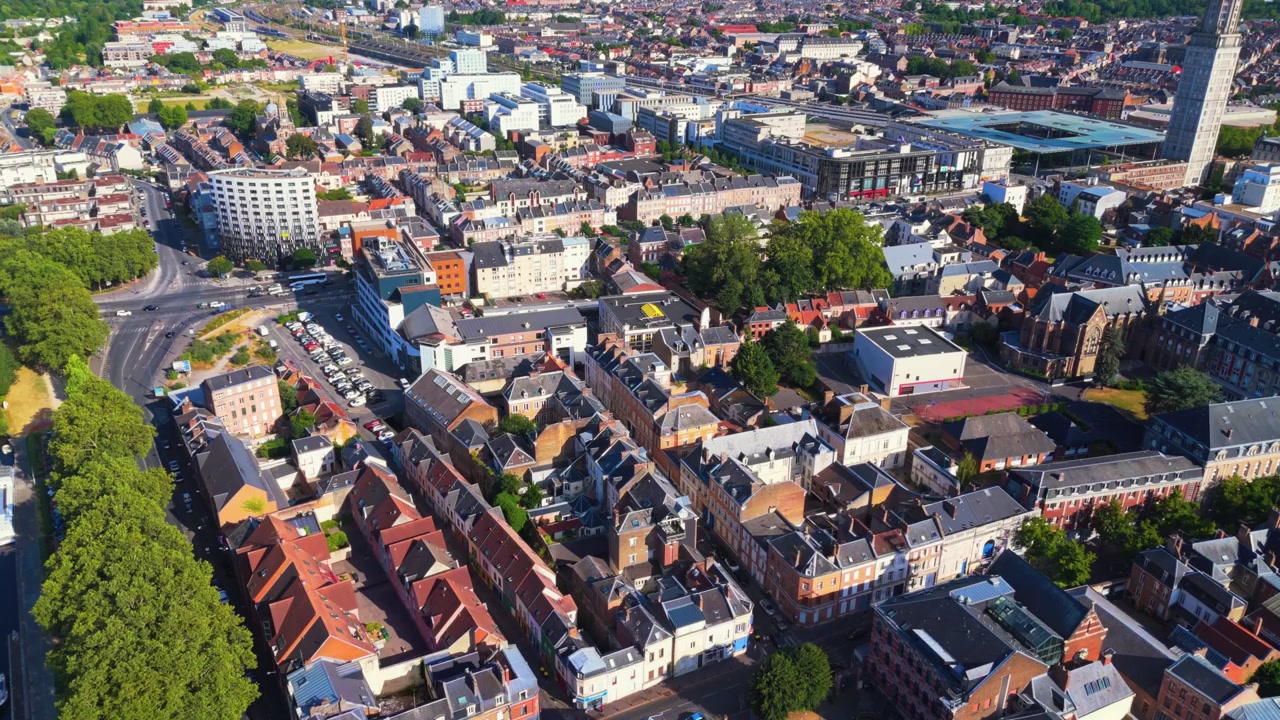 Amiens er en historisk nordfransk by, der gennemskæres af floden Somme, berømt for sine flydende haver, murstensarkitektur, livlige kvarterer og en rig middelalderlig, industriel og litterær arv