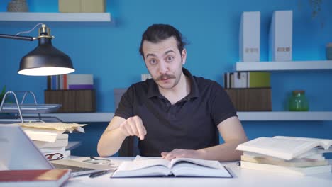 el hombre que completa su trabajo sin ningún problema.