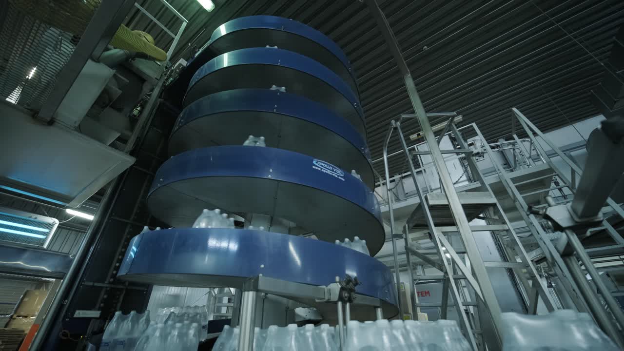 Modern strapping and transporting machine for packaging line at beverage plant