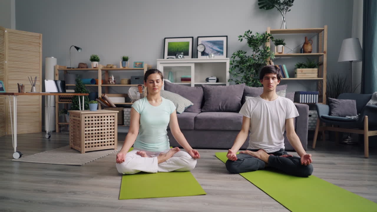pareja meditando en casa