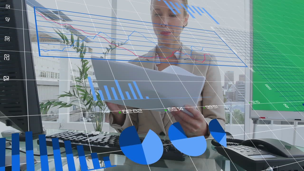 animazione dell'elaborazione dei dati finanziari su una donna d'affari caucasica che usa il computer