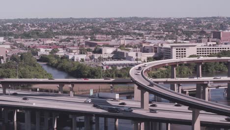 Luftaufnahme-Von-Fahrzeugen-Auf-Einer-Stark-Befahrenen-Autobahn