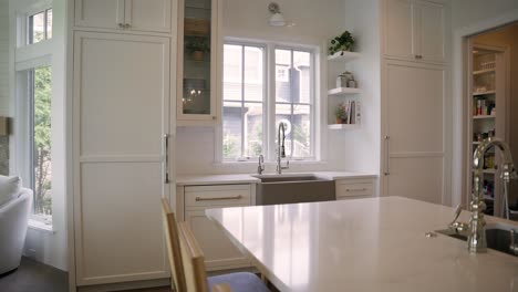 Push-in-shot-of-luxury-kitchen-with-focused-sink