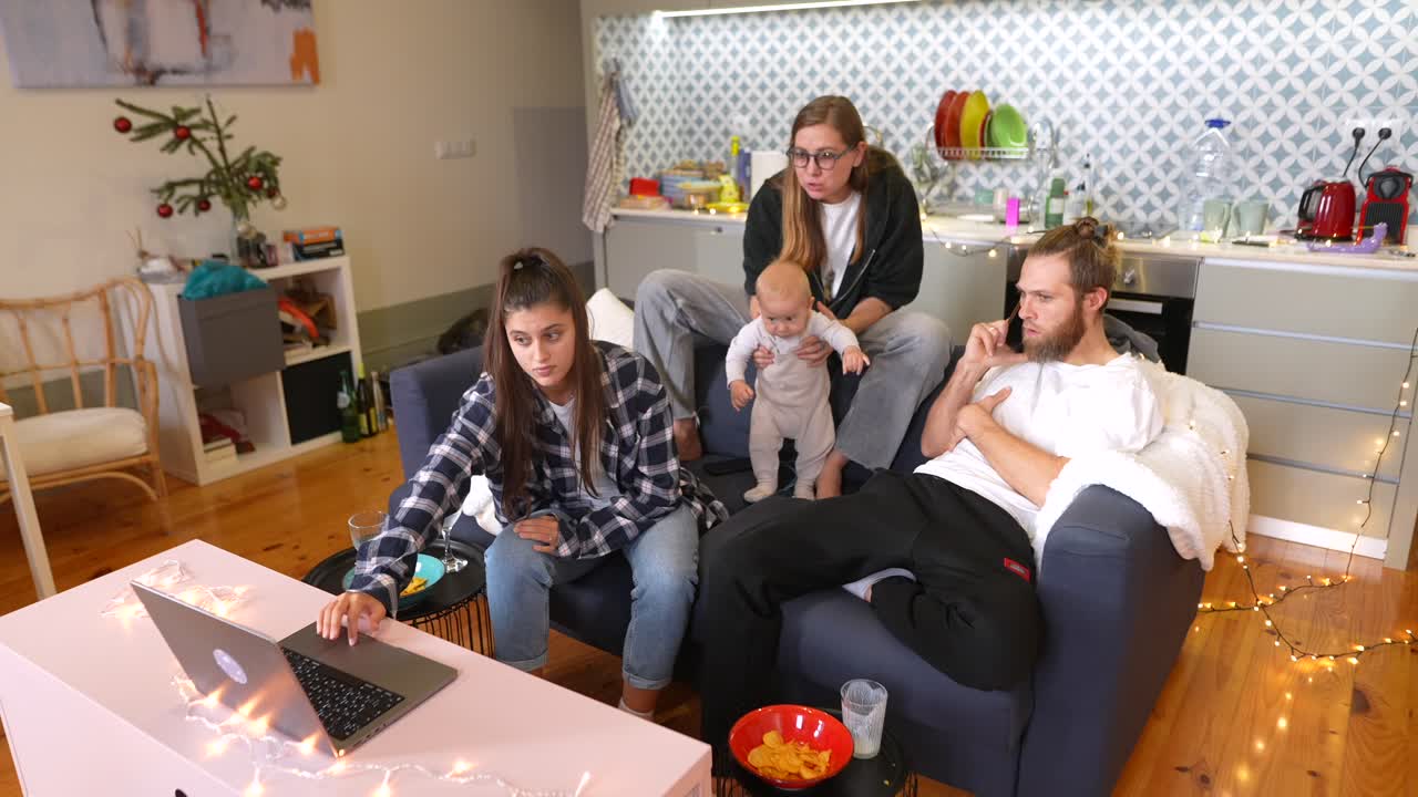 집에서 함께 영화를 보는 가족