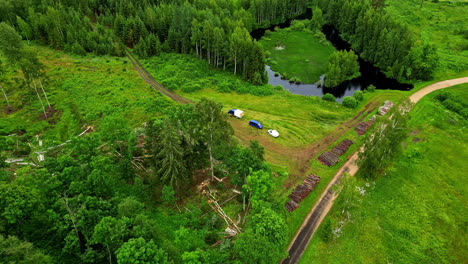 Luftaufnahme-Der-Holzfäller-Landwirtschaft,-Die-Inmitten-Von-Bäumen-In-Einem-Grünen-Wald-Arbeitet,-Drohnenflug-Aus-Der-Luft,-Zeitlupe-Und-Kräftige-Farben