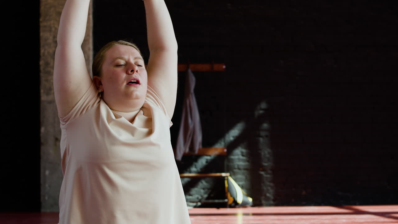 mujeres estirándose en el interior