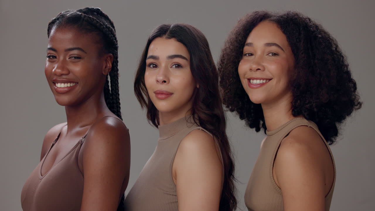 Tres mujeres diversas sonriendo y mirando a la cámara