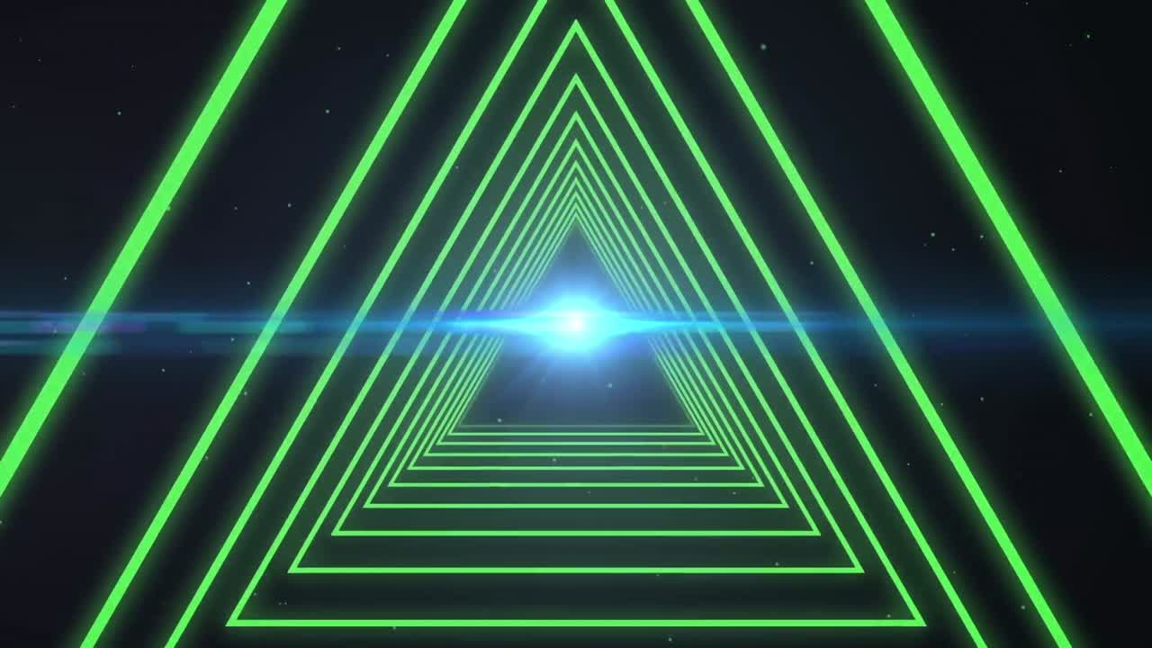 animación digital de formas de triángulos en movimiento sin fisuras contra un punto de luz sobre un fondo negro
