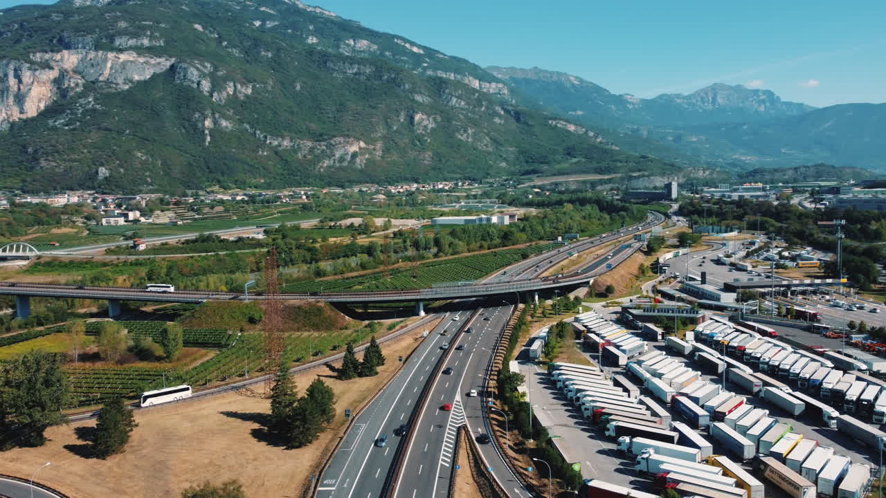 автомагистраль в итальянских альпах