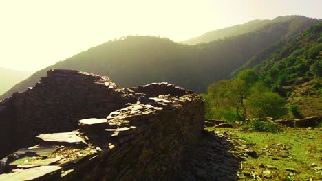 las ruinas de un antiguo pueblo en la cima de la montaña en argelia