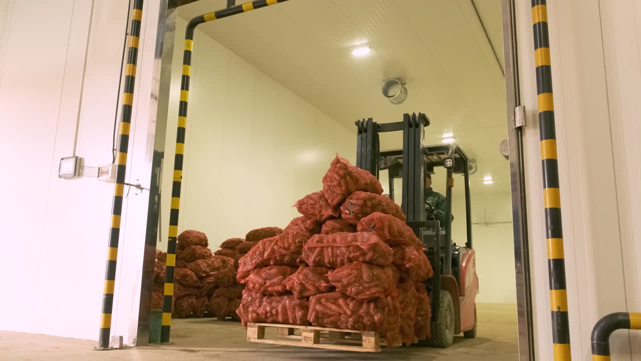 cargador de carretillas elevadoras en el almacén de almacenamiento del astillero. productos de distribución. entrega. logística. transporte.