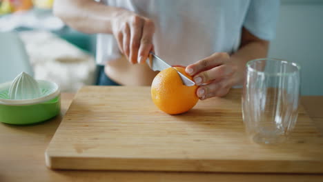 cortar la fruta de la naranja para exprimir el jugo fresco