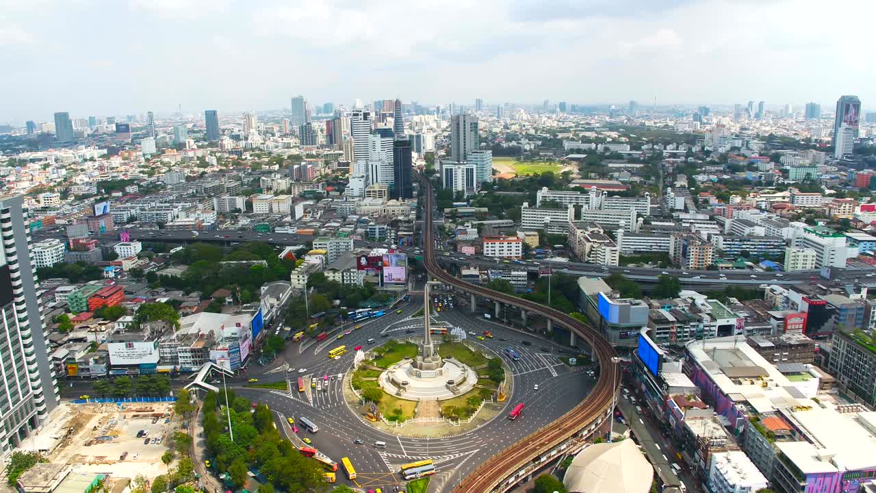 vista aérea de resolución 4k en el monumento a la victoria en bangkok, tailandia
