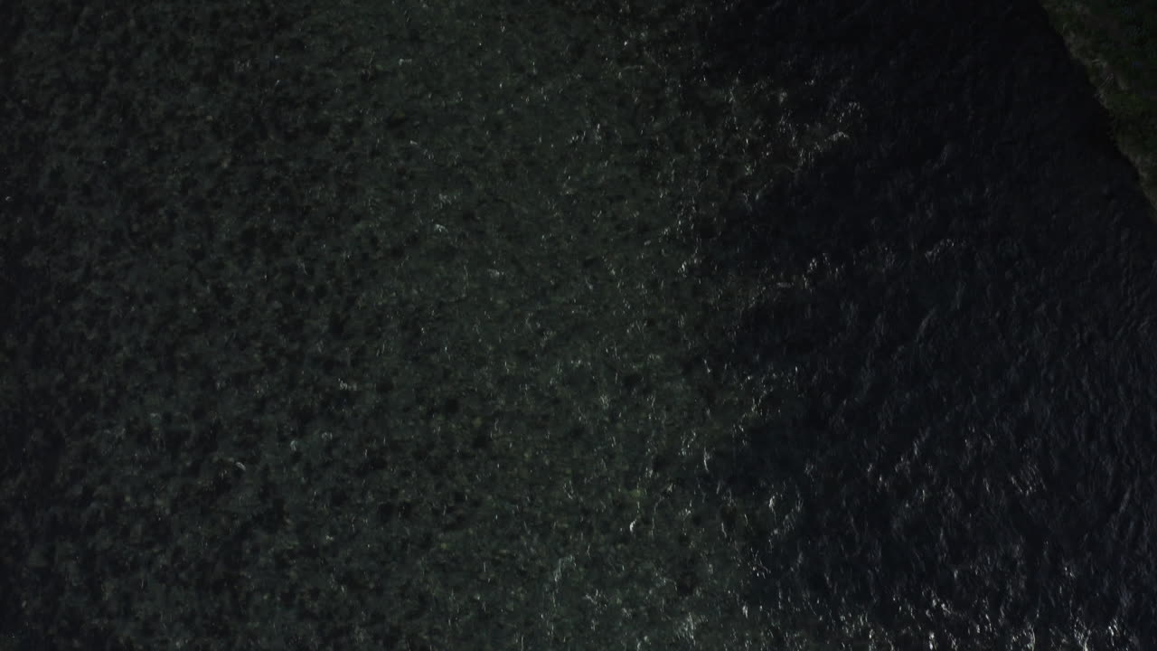 antena - reflejos en el río fnjoska, bosque vaglaskogur, islandia, bajando la inclinación hacia arriba